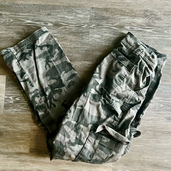 Women’s Abercrombie & Fitch - Curve Love- Relaxed Fit - Camo Cargo Pants - Picture 7 of 7